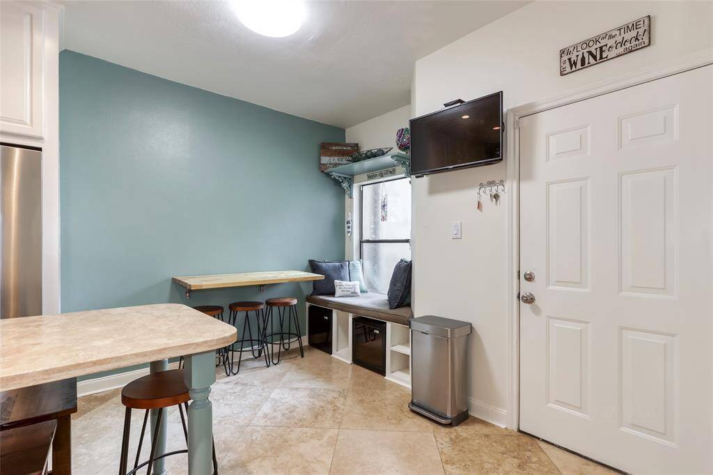Breakfast bar and window seat