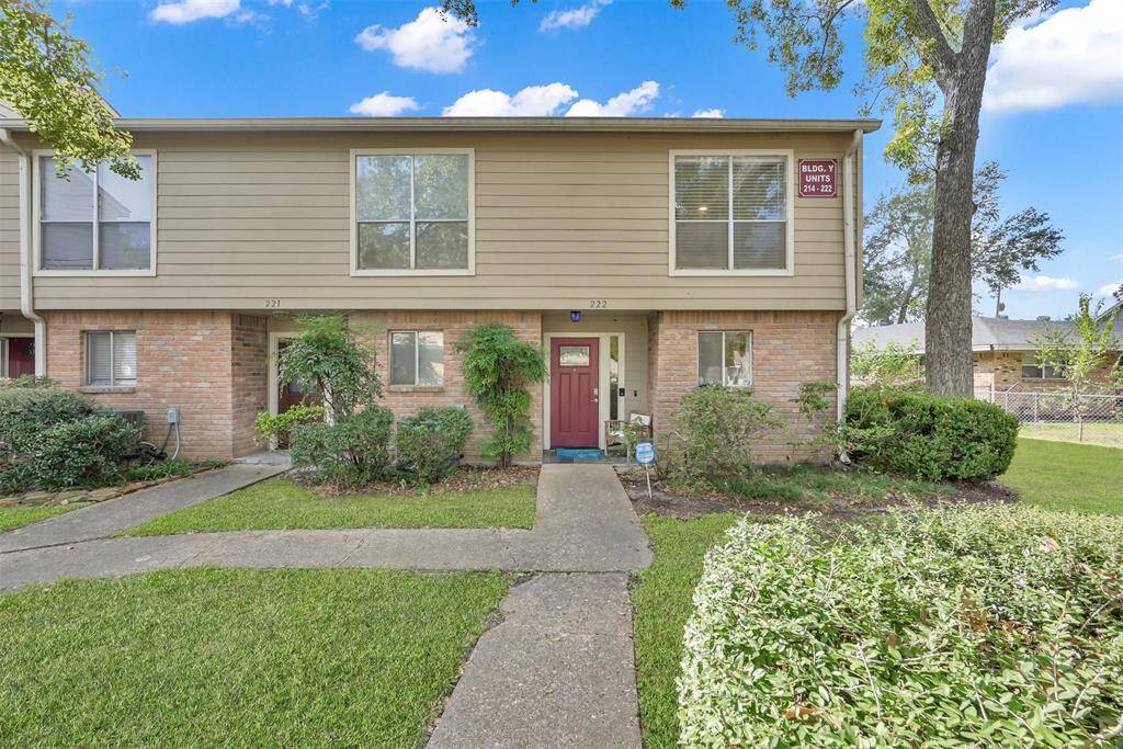 Perfect corner unit with ample guest parking and one covered space included