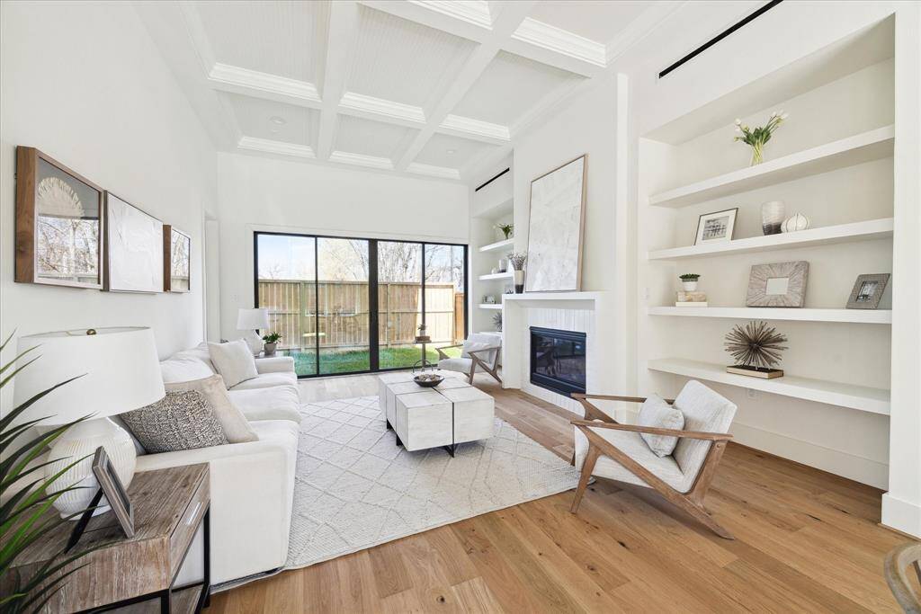 Stunning Warm Space - Awash with natural light, it sits between the elegant dining room and the private yard. Designed for everyday living and elegant entertaining it is perfectly crafted for family gatherings or elegant dinner soirées.