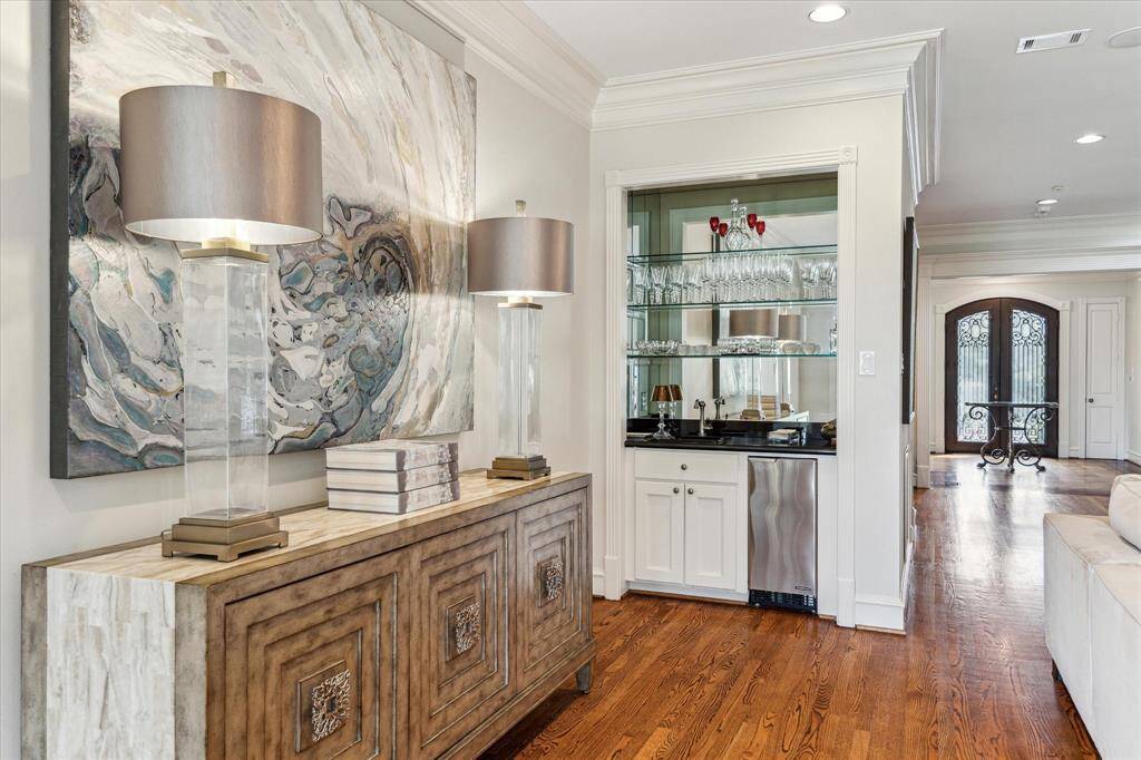 This family room effortlessly combines elegance and comfort, perfect for both relaxing evenings by the fire or entertaining guests. Its thoughtful design ensures functionality while maintaining a timeless aesthetic.
