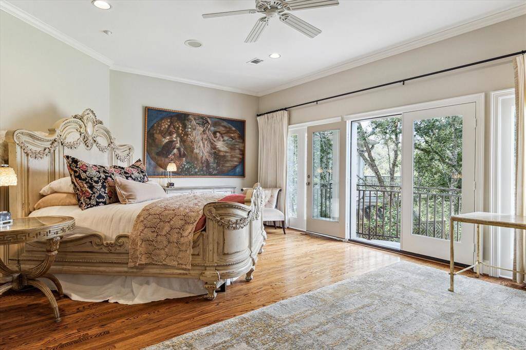 This luxury home features a sleek Inclinator elevator with a 500 lb capacity, providing convenient access between all floors. The elevator combines modern functionality with elegant design, seamlessly integrating into the home’s sophisticated layout.