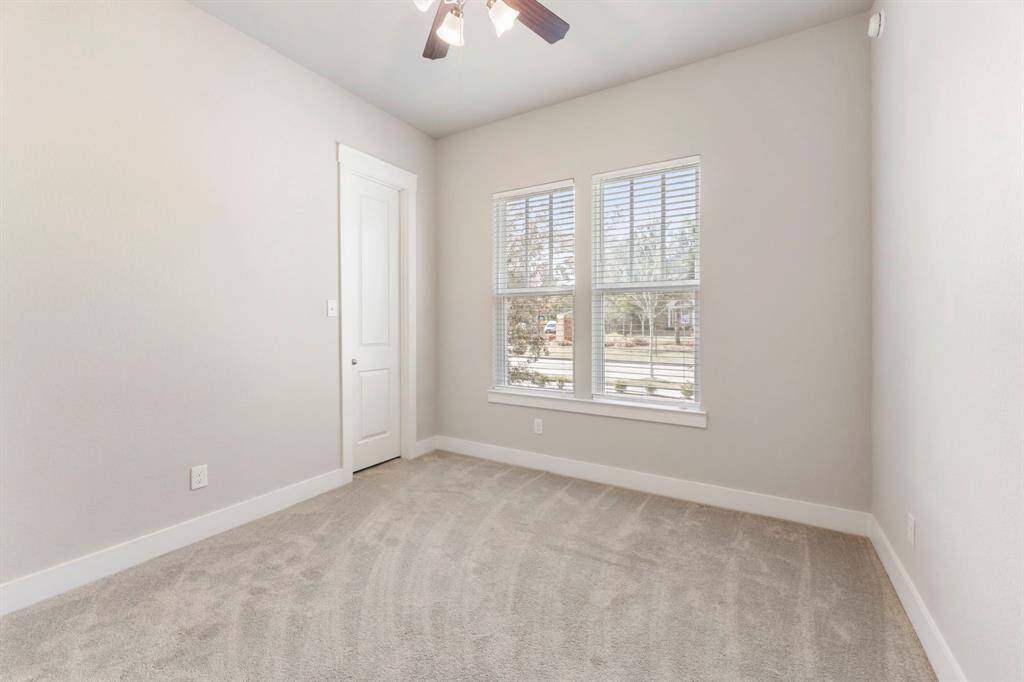 Secondary bedroom.