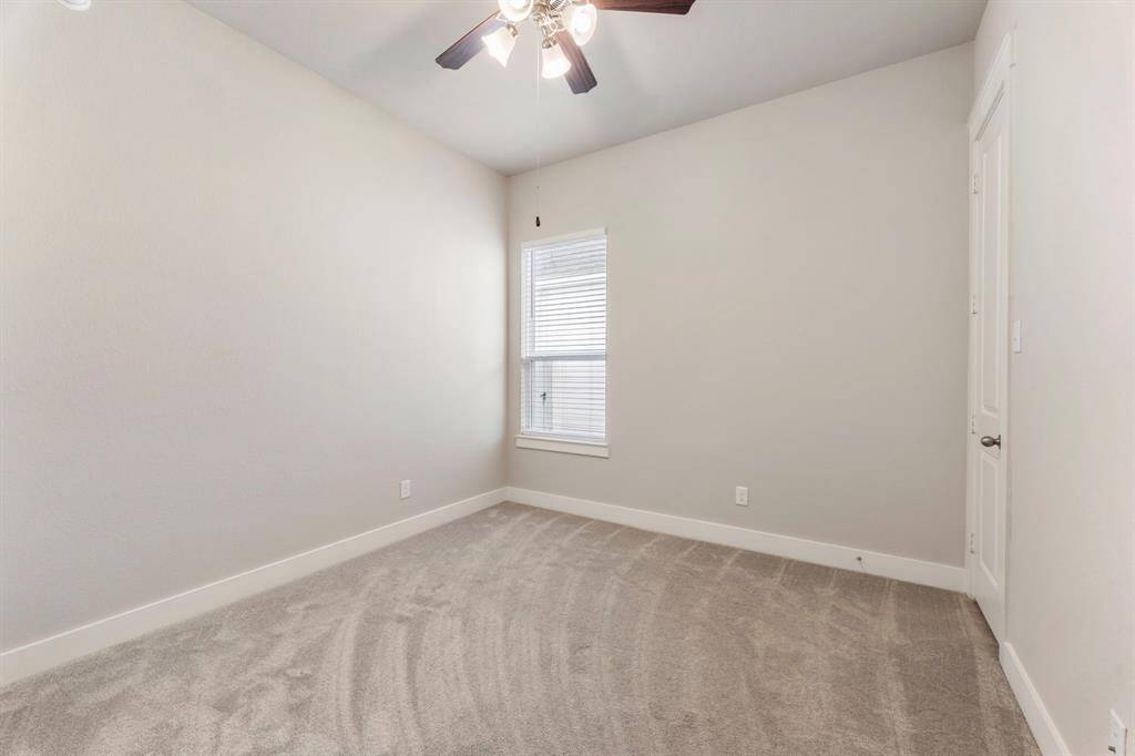 Secondary bedroom.