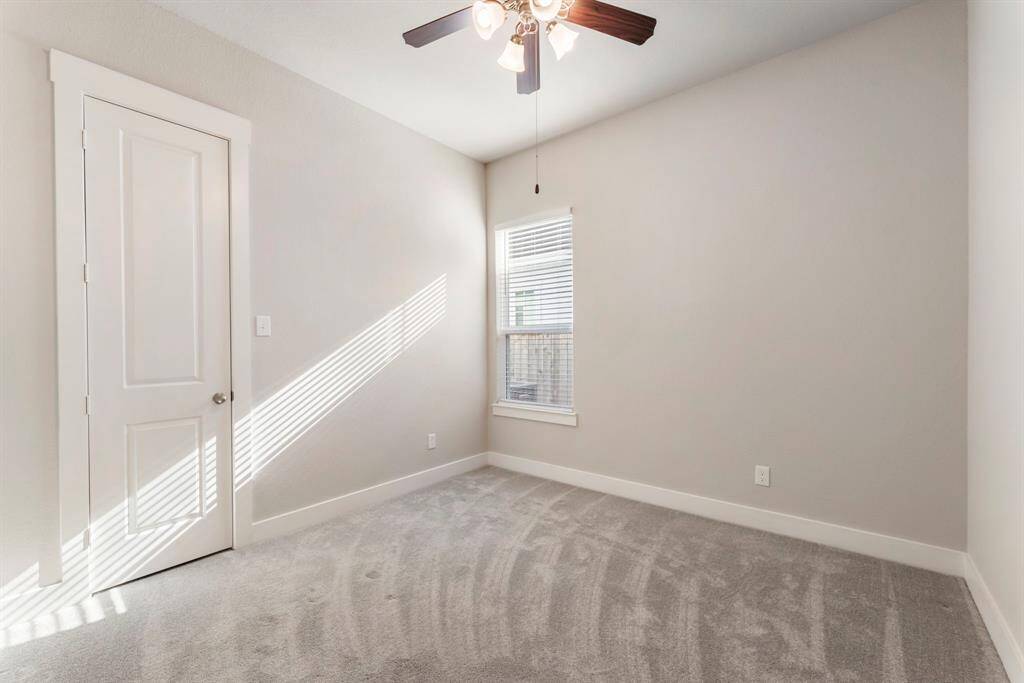 Secondary bedroom.
