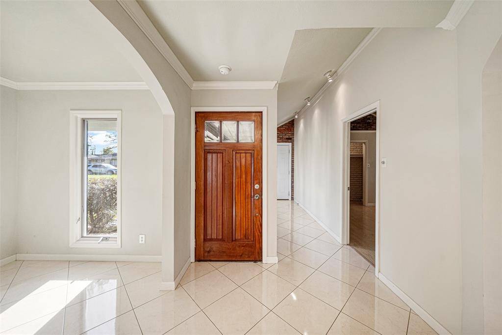 The tiled entry way spans from the front door to the entry into the garage. Perfect for easy clean up on rainy or muddy Houston days.