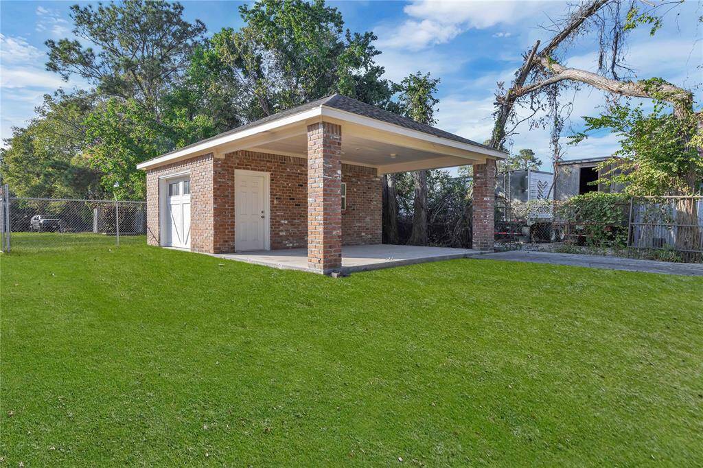 Garage Area includes a Full Bathroom perfect for Guest enjoying the pool