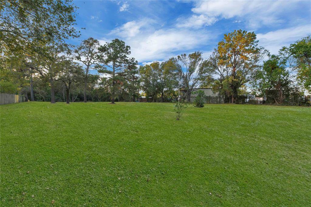 Acreage with endless possibilities.