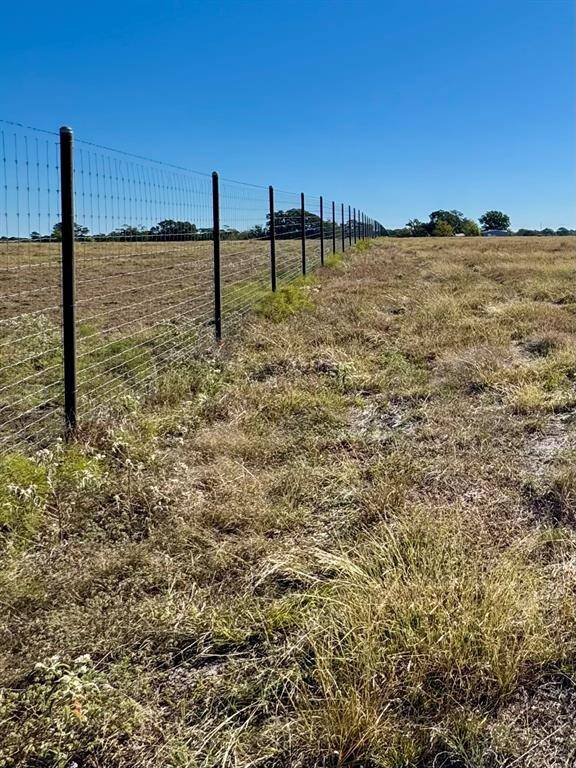 Game fencing throughout all sides, exept one. Bring your furr friends and be worry free!