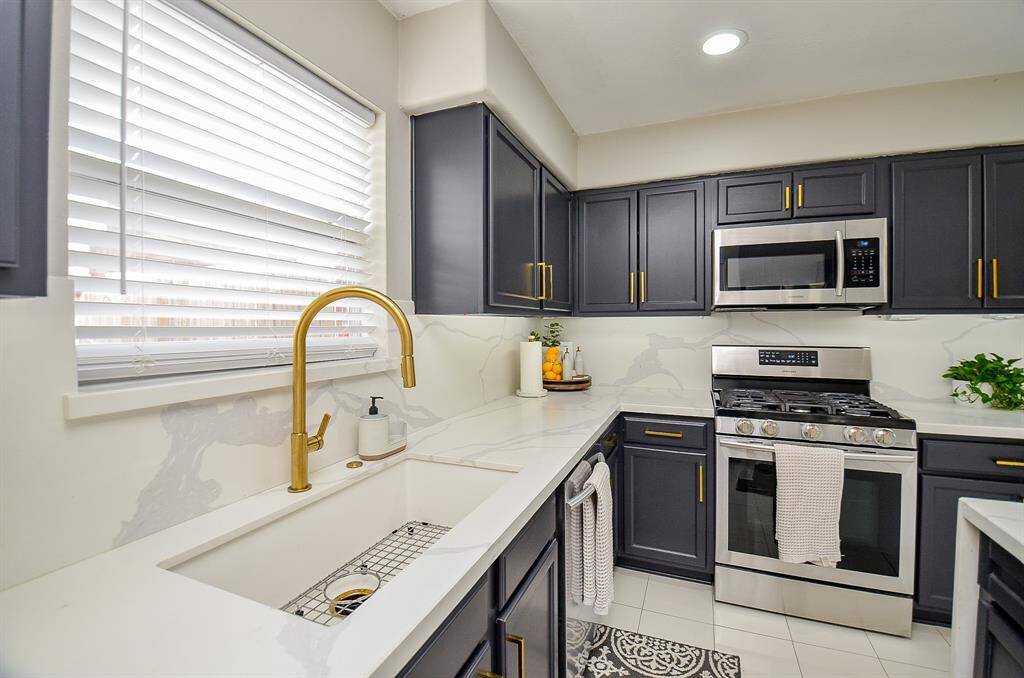 This expansive kitchen exudes both style and functionality, perfect for the discerning home chef.