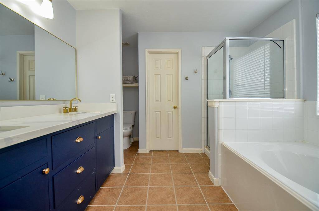 The light brown tiled floor seamlessly blends with the overall color scheme, contributing to a warm and inviting atmosphere.