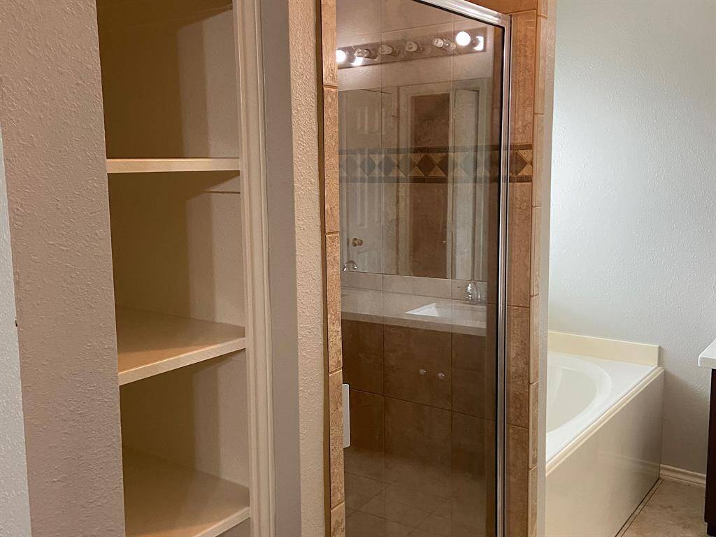 Secondary bedroom with ample natural light. Ideal for guests or a home office.