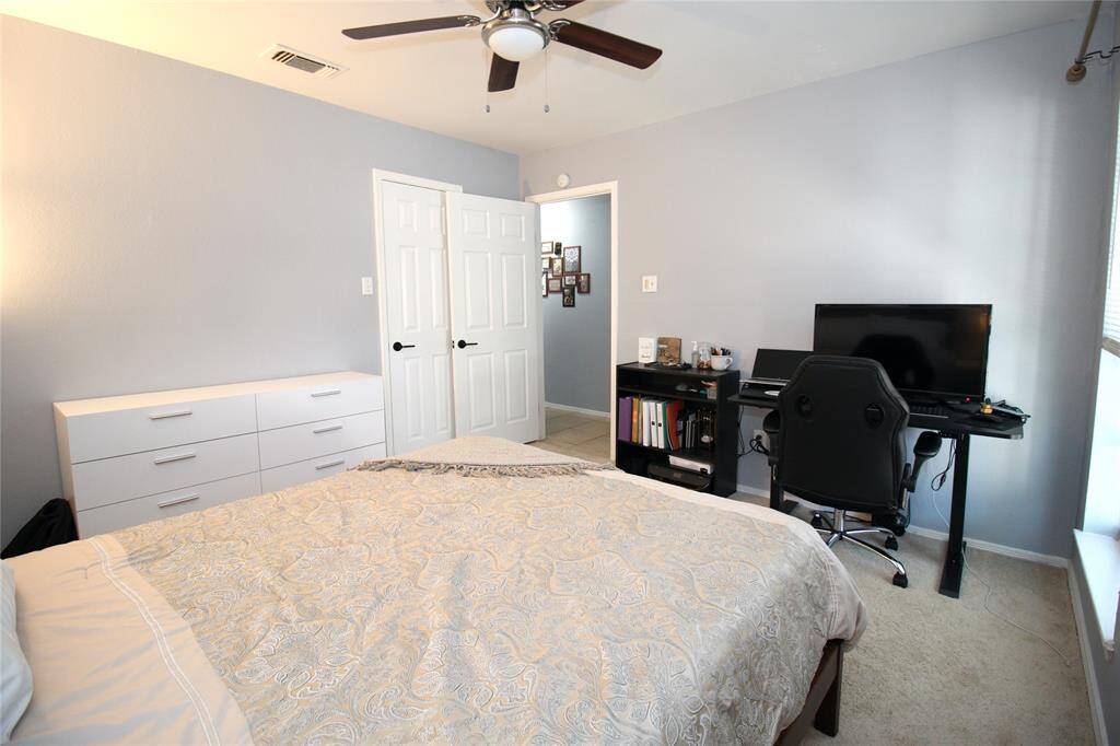 Secondary room with great space for work from home station