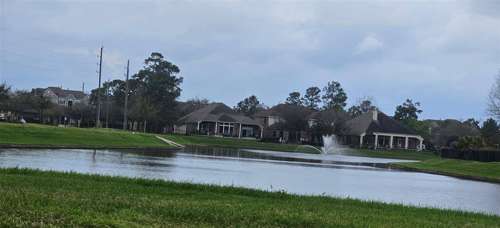 Beautiful Park Lakes-Water Streams throughout the neighborhood