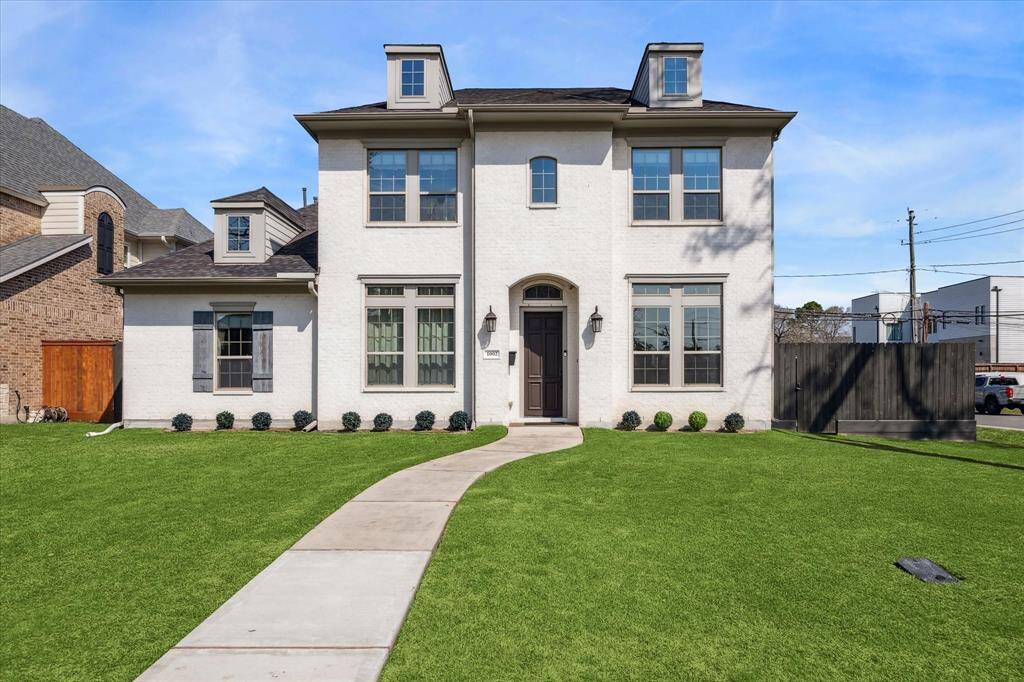 Striking curb appeal on a prime corner lot in Oak Forest! This David Weekley-built home offers timeless elegance with a modern touch, sitting on an expansive 8,400 sqft lot.