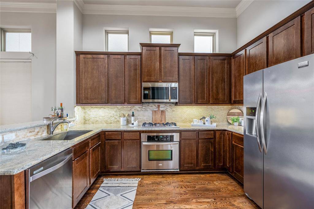 All stainless steel appliances and and the perfect space to entertain.