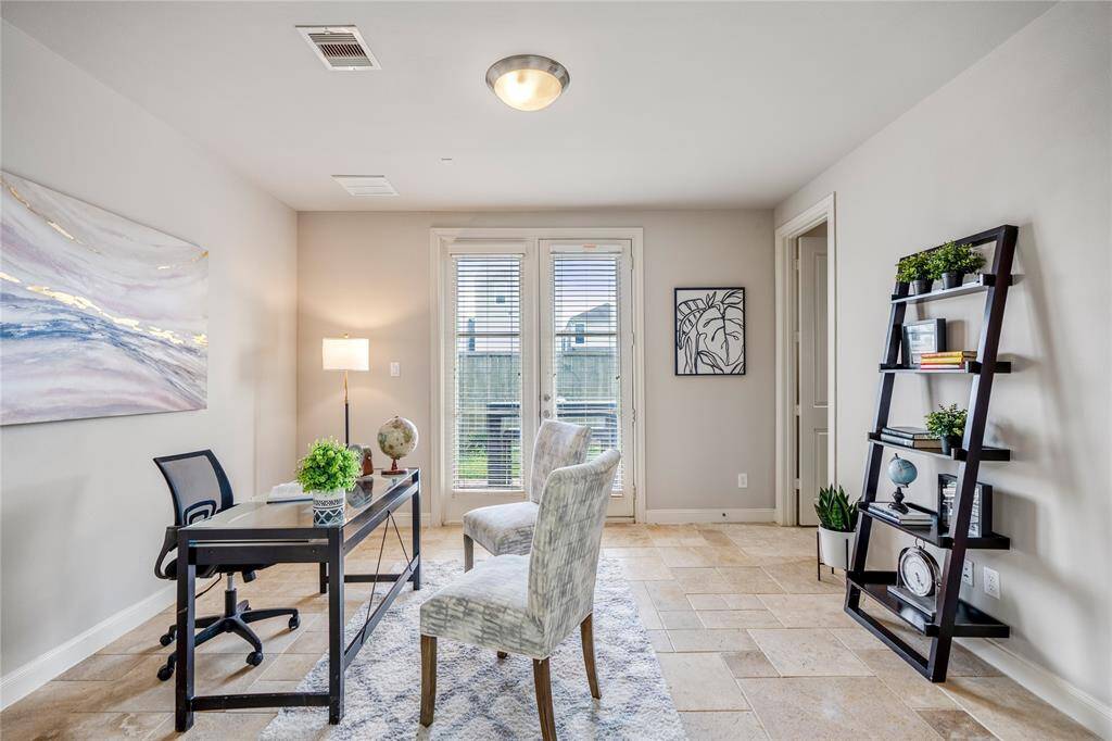 Welcome to this lovely first-floor en-suite bedroom that can double as a home office. Double French doors take you to the backyard space.