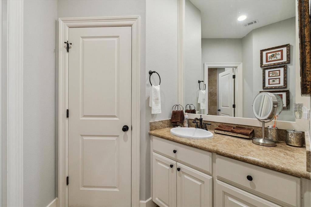 VIEW OF 2ND SIDE OF HOLLYWOOD BATH SHARED BY SECONDARY BEDROOMS UPSTAIRS