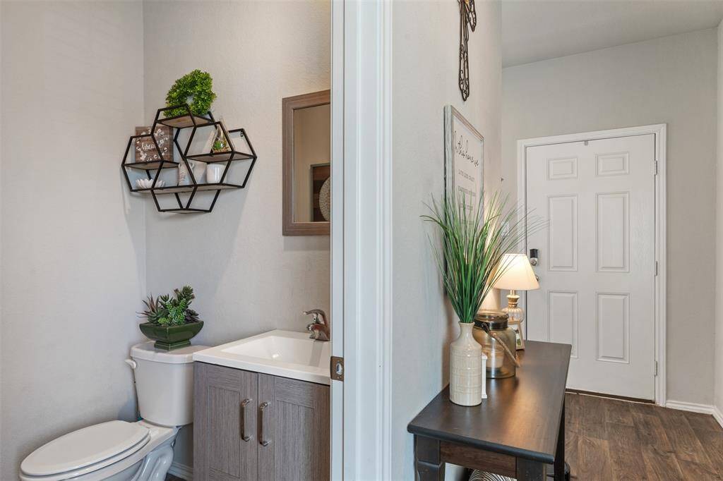 Front hall/Foyer half bath