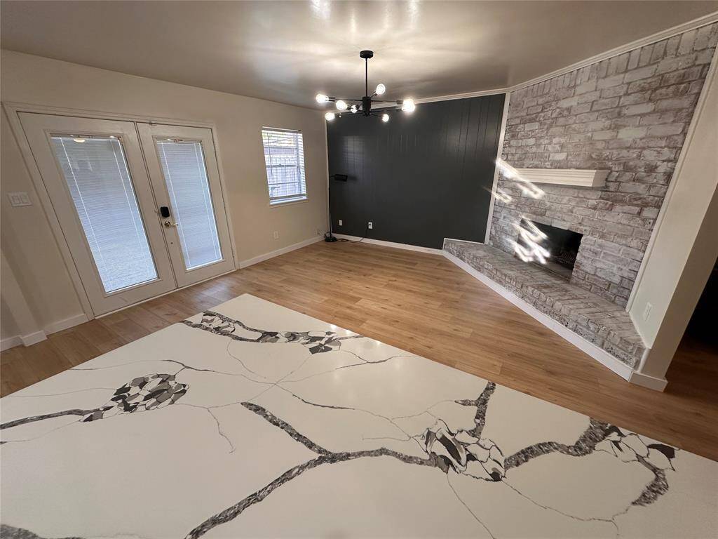 Look at the beautiful countertops!