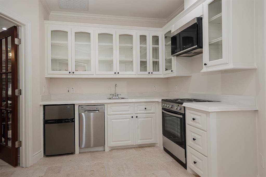 This is a full kitchen in the upstairs apartment - ideal for extended staying guests. They can take the stairs or use the elevator