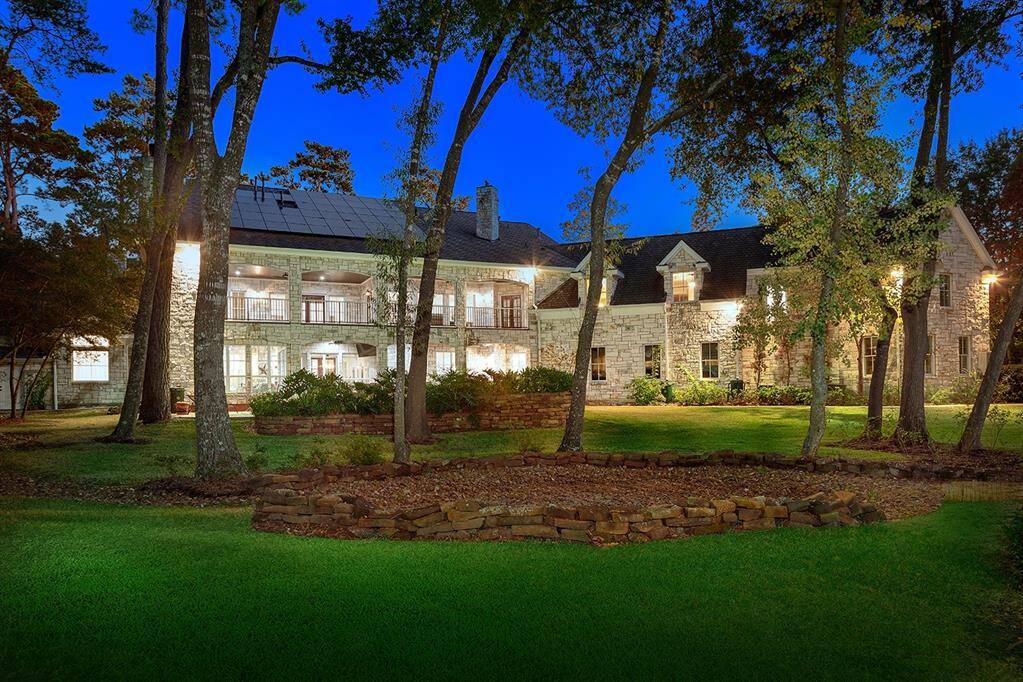 This 1.47 acre lot overlooks the 2nd Fairway of the Jack Nicklaus Championship golf course in 24 hour guard gated Carlton Woods