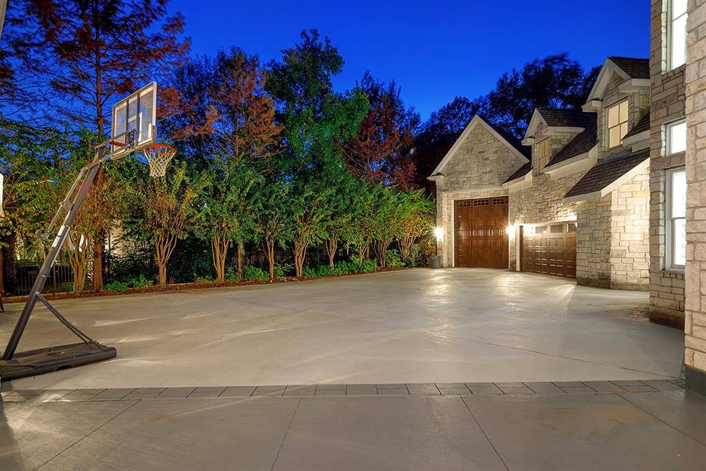The motor court is expansive, so guest parking is never an issue