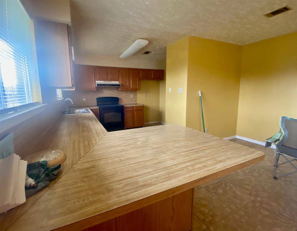 Kitchen/dining combo