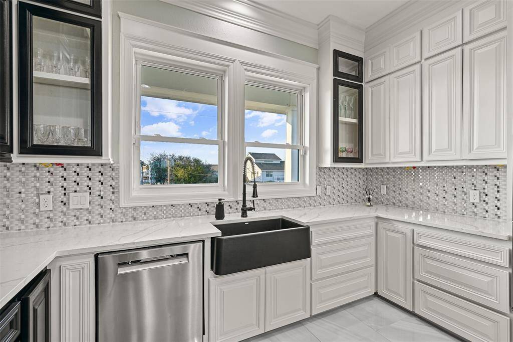 Notice the glass front accent cabinets..