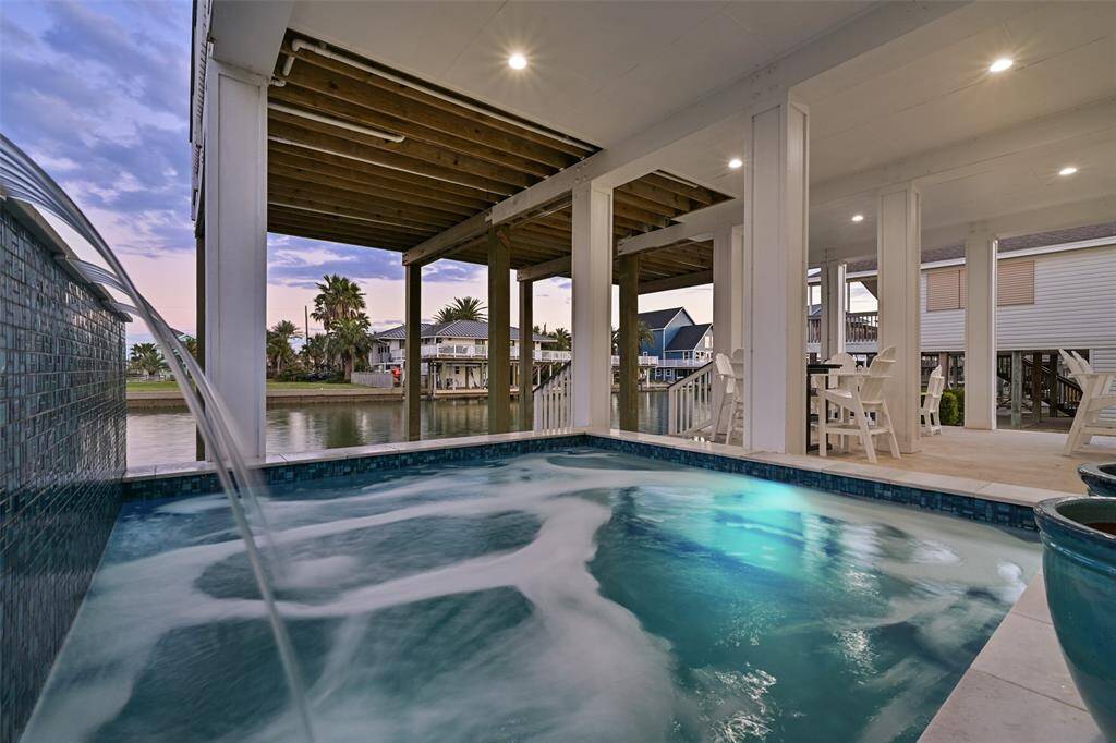 Relax every evening in the heated cocktail pool