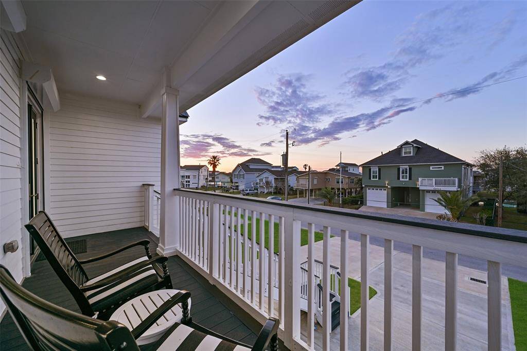 Front deck to enjoy your morning coffee while watching the sunrise
