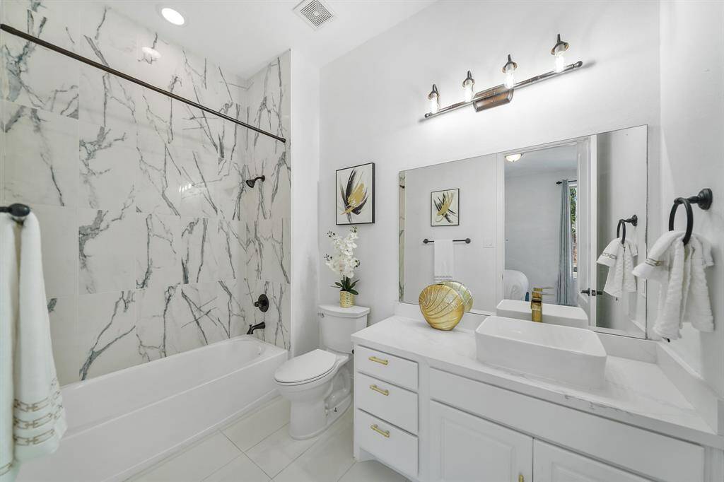 Guest Bathroom- 1st floor