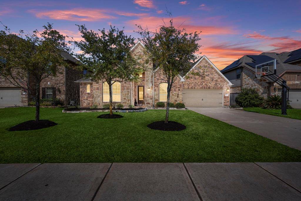 Welcome home to Right on Harlow.