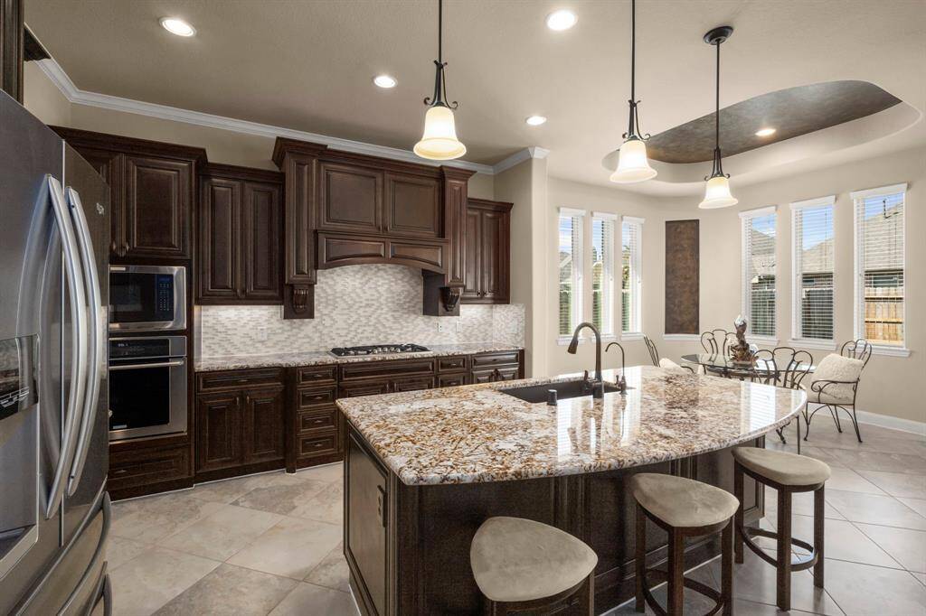Electrolux built-in oven, microwave, and 5-burner gas cooktop make cooking effortless.