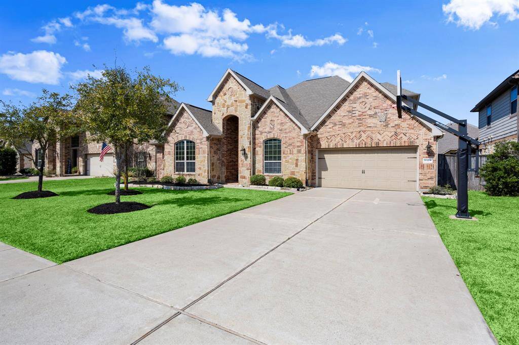 Nestled on a quiet cul-de-sac with a well-manicured lawn and charming facade. For the basketball enthusiast they have a built in goal ready for the next "HORSE" game!!
