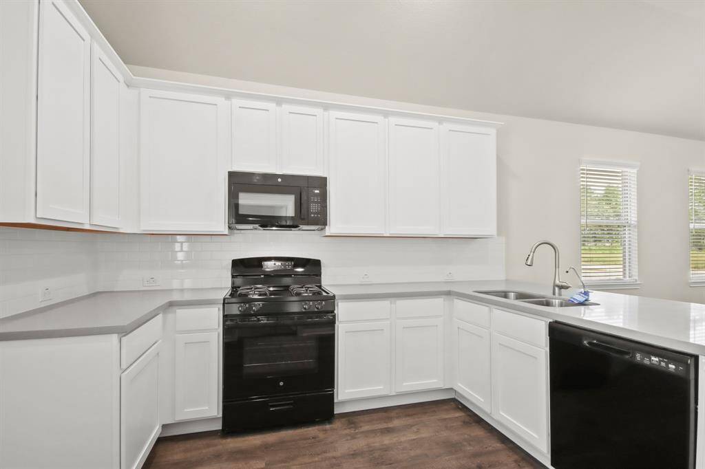Plenty of cabinet and counter space (*Photo not of actual home and used for illustration purposes only.)
