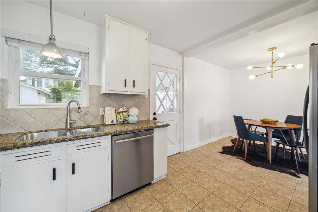 Cooking and cleaning dishes seem less daunting in this kitchen!