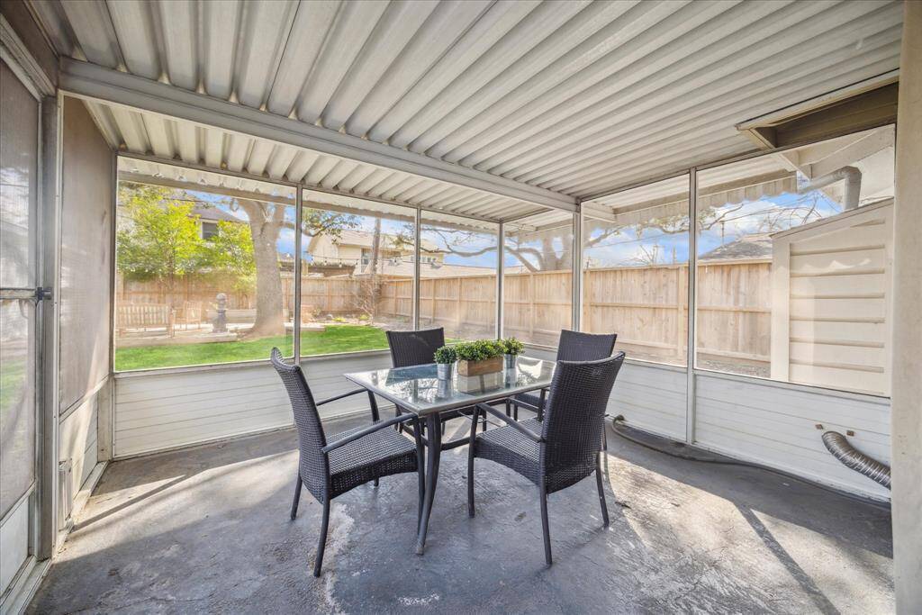 Say HELLO to your new favorite space! This screened in porch is located right off the kitchen/dining area. Enjoy the outdoors without those pesky Houston bugs. This area screams R&R!
