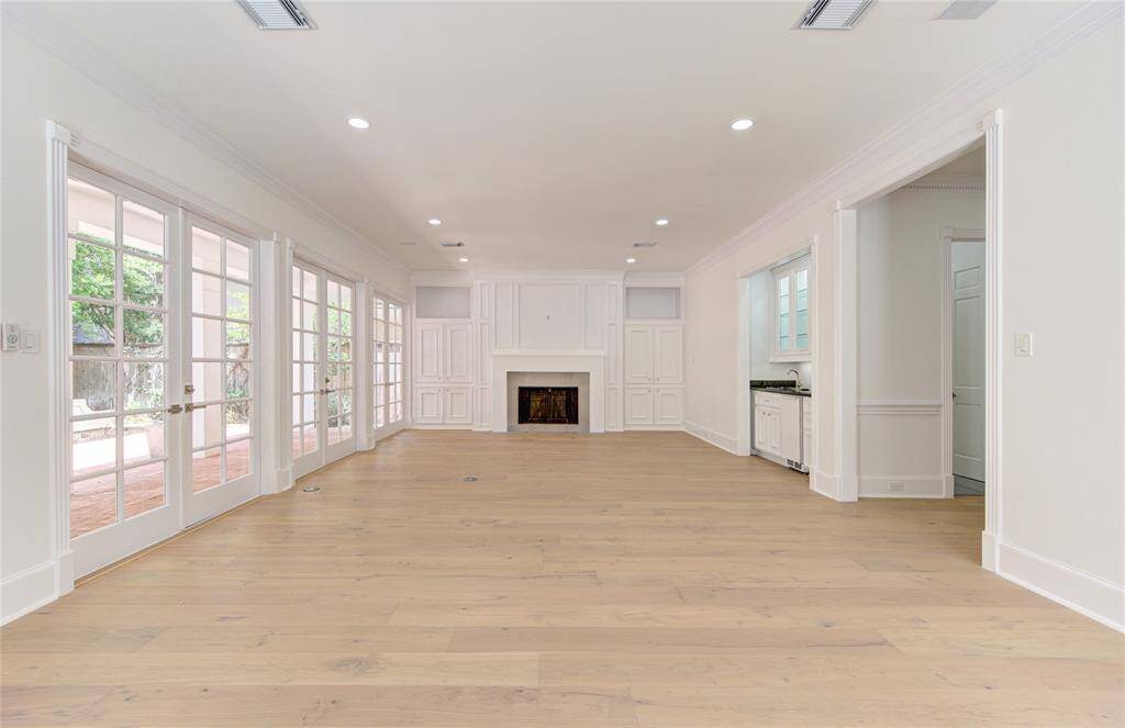 Family Room w/ Fireplace & Wet Bar