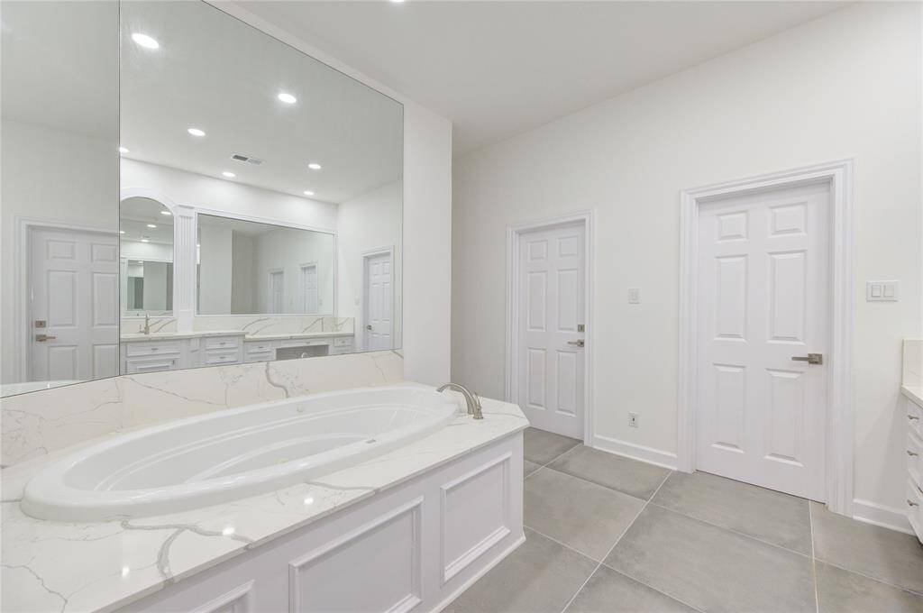 Lux En-Suite Primary Bath