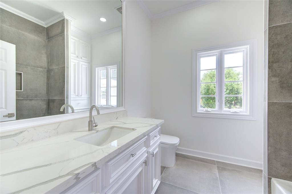 En-Suite Bath (2nd Floor)