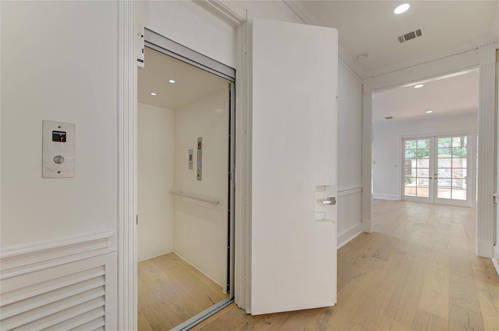 Lux Elevator w/ access to all 3 floors