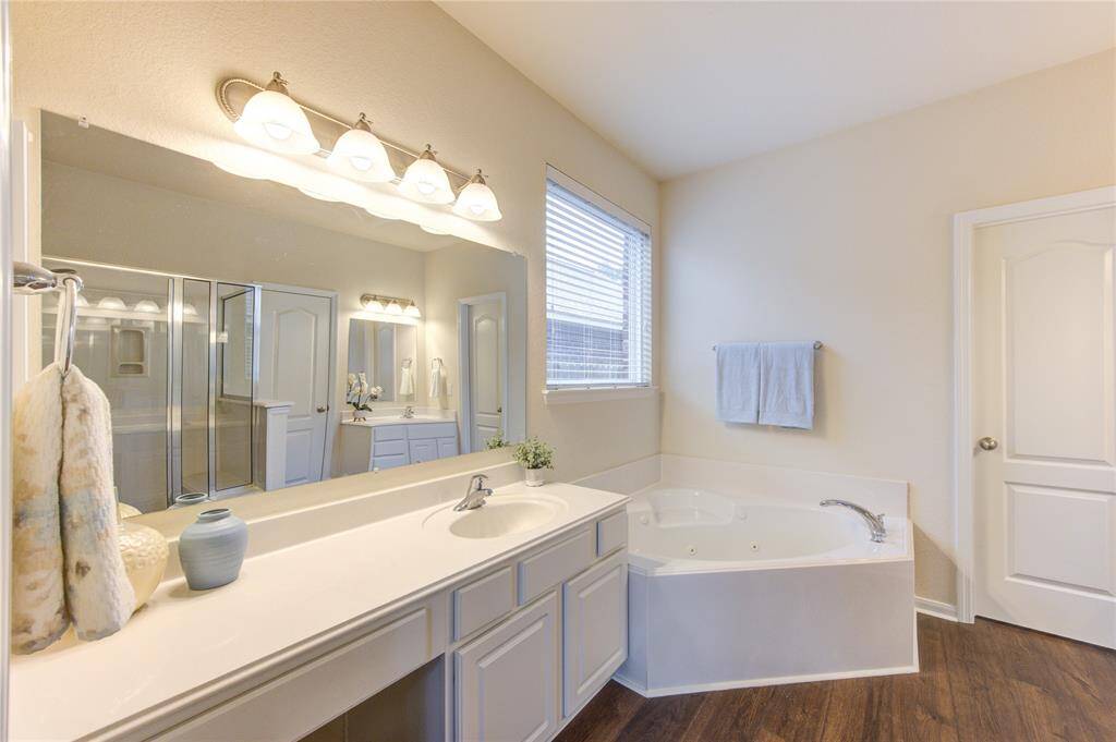 The primary en-suite is nothing short from perfection. Every detail added was intended to cater to all your cleansing and refreshing needs.