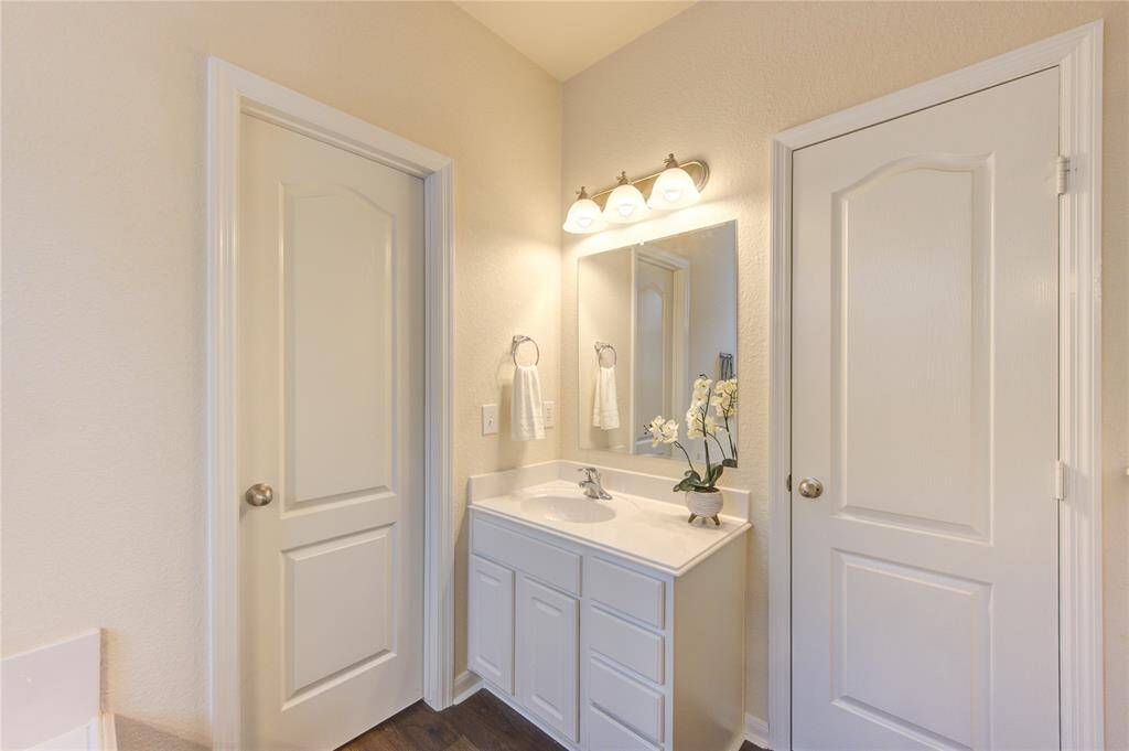 A secondary sink makes her harmonious mornings - you don't have to share!