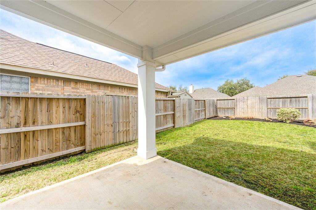 This casual, outdoor living space is ready for your next get together! Soak in the sun or enjoy the abundant shade!