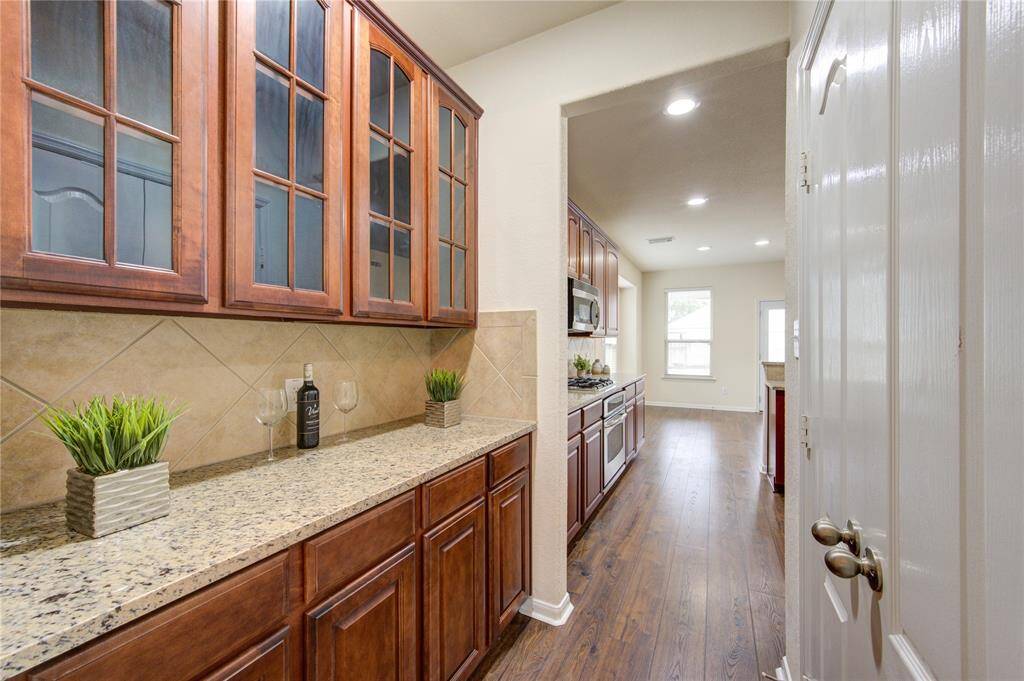 Butler's Pantry is the perfect transition to your fabulous kitchen - coffee bar, drink station, the choice is yours!