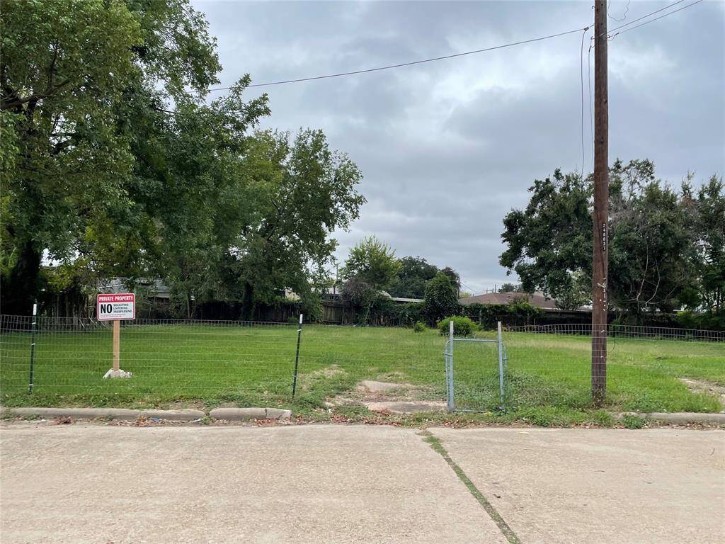 Front view of the two adjacent lots 2102 and 2106.