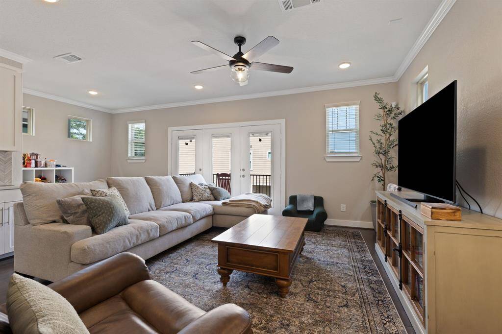 Huge living area with extra room and wet bar.  9X7 Extra space just off the living area perfect for home office desk.