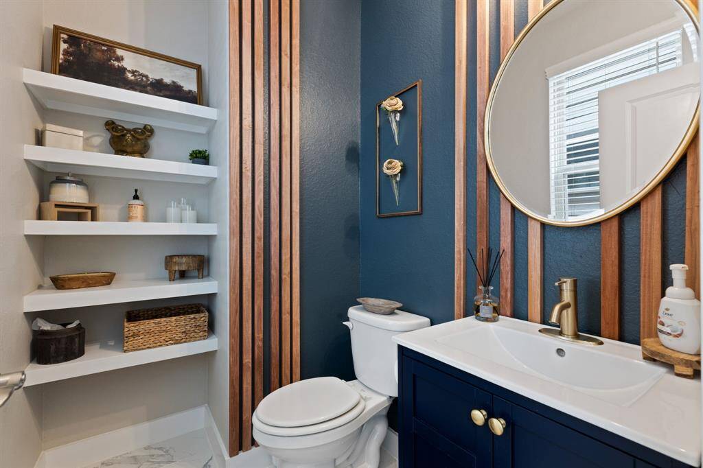 Guest bath near living and kithchen area on 2nd floor with upgraded accent walls.
