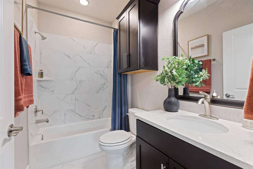 Full bathroom for the first floor bedroom.  Great for guest!