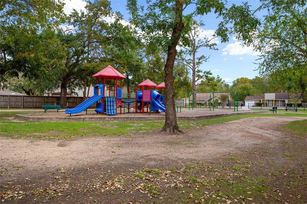 Bauer Pocket Park is just steps away from this home, located right beyond the pedestrian gate. Its convenient proximity makes it perfect for relaxing or enjoying nature.
